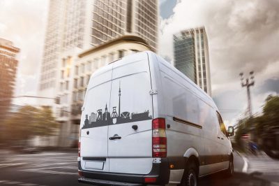 lieferwagen-fhrt-durch-eine-stadt_skyline lieferwagen-fhrt-durch-eine-stadt_skyline